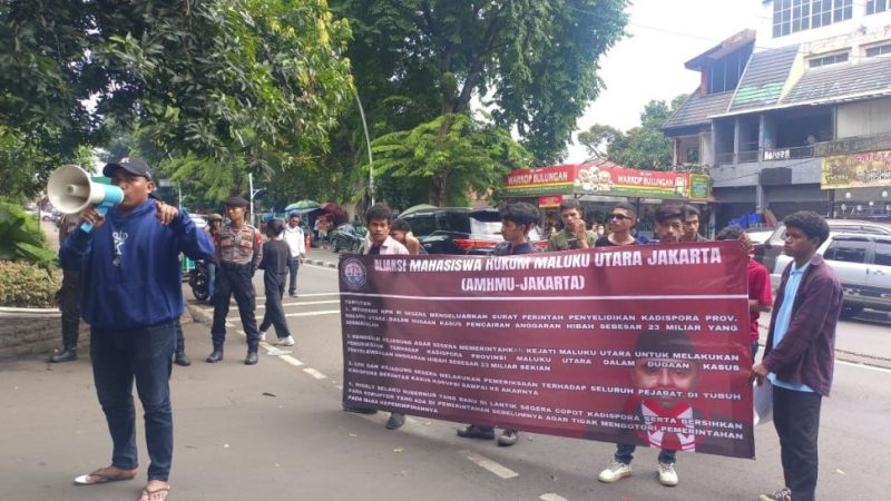 Aksi AMHMU-Jakarta Desak Usut Kadispora Malut terkait Dugaan Korupsi Dana Hibah di depan Kejagung RI (Sumber foto: rrr)