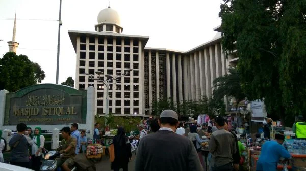 Suasana Ngabuburit sambil Berburu Takjil di Halaman Masjid Istiqlal, Jakarta Pusat (Sumber foto: rukita.co)