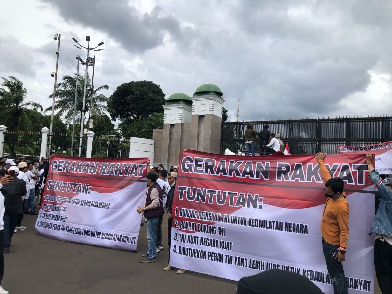 Aksi Demonstrasi Gerakan Rakyat mendukung Revisi UU TNI di Depan Gedung Senayan DPR RI (Sumber foto: rrr)