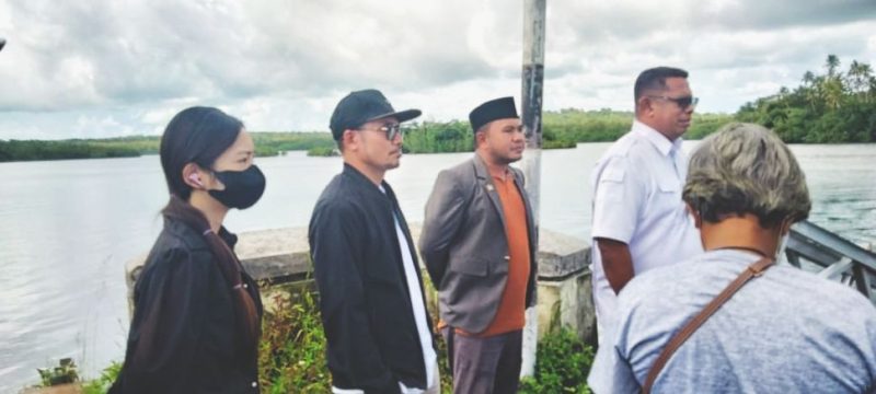 Ridwan Hidayat Umachina, Anggota DPRD Malra, saat memantau lokasi jembatan ambruk di Ohoi Dian Darat, Kab. Malra (Sumber foto: sorotand)