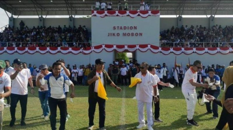 Kapita Lao Burhanudin Djaelani bersama unsur Forkopimda Kab. Haltim di Stadion Jiko Mobon, Kota Maba (Sumber foto: sys)
